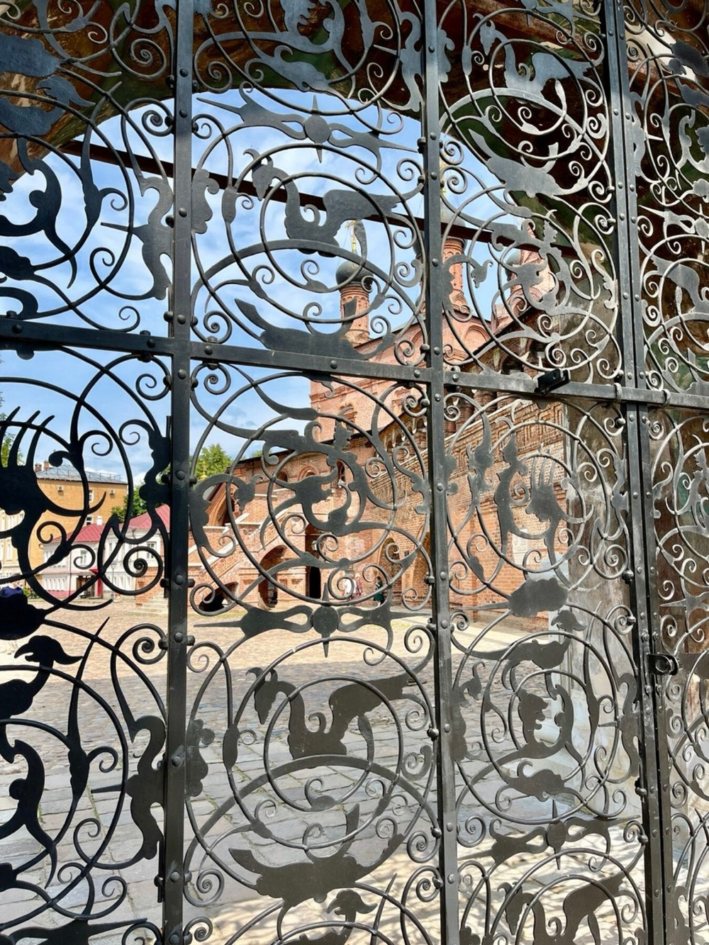 «Берега силы: святыни и заводы у воды» - круглогодичная водно - пешеходная экскурсия на электросудне.