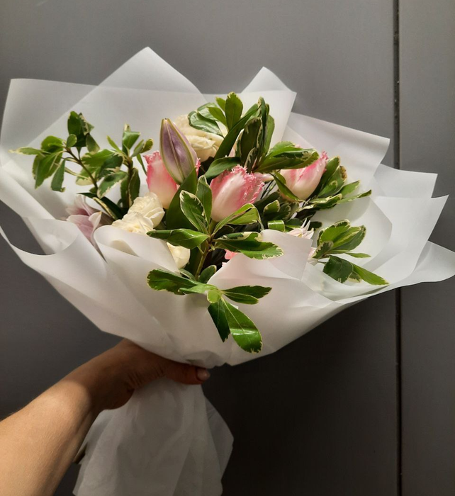 Необычный букет с тюльпанами и розалилией