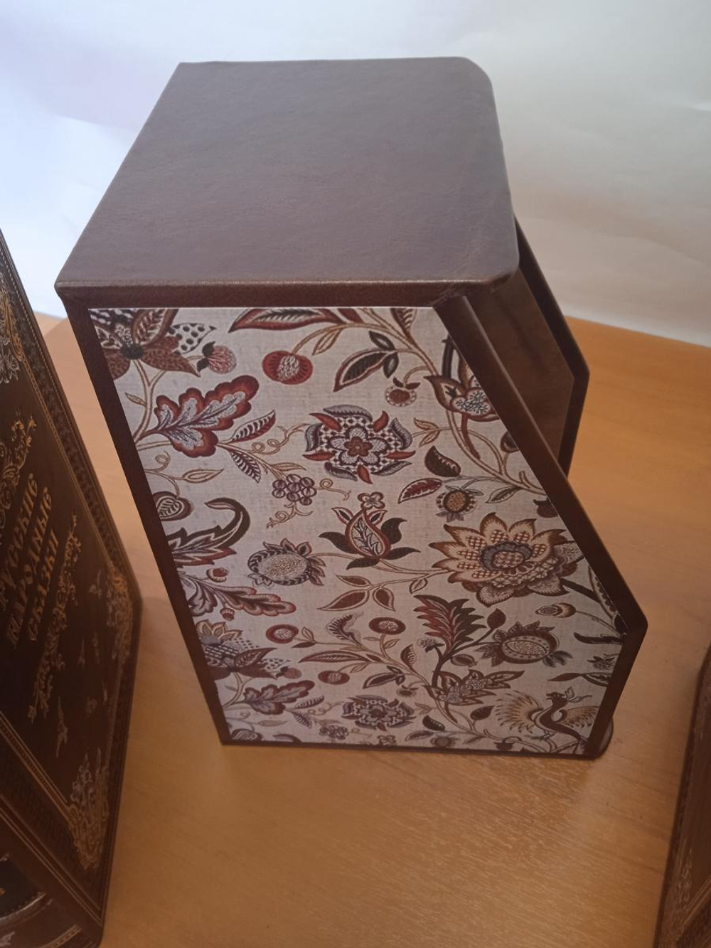 А.Н. Афанасьев "Русские народные сказки" Книги в кожаных обложках в 3-х томах, в футляре