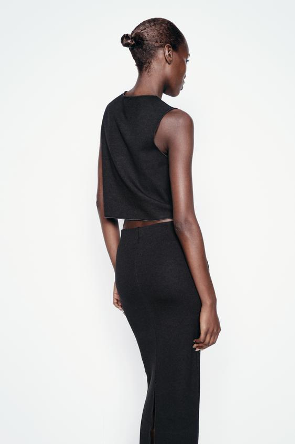 ZARA ЖИЛЕТ ИЗ ЭЛАСТИЧНОГО ТРИКОТАЖА С ПУГОВИЦАМИ, ЧЕРНЫЙ