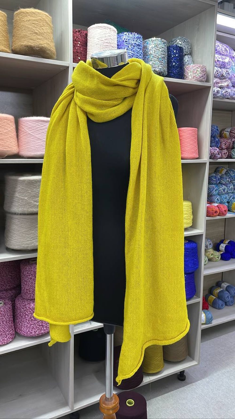 Нежный палантин из мериносовой пряжи "Лимончик"