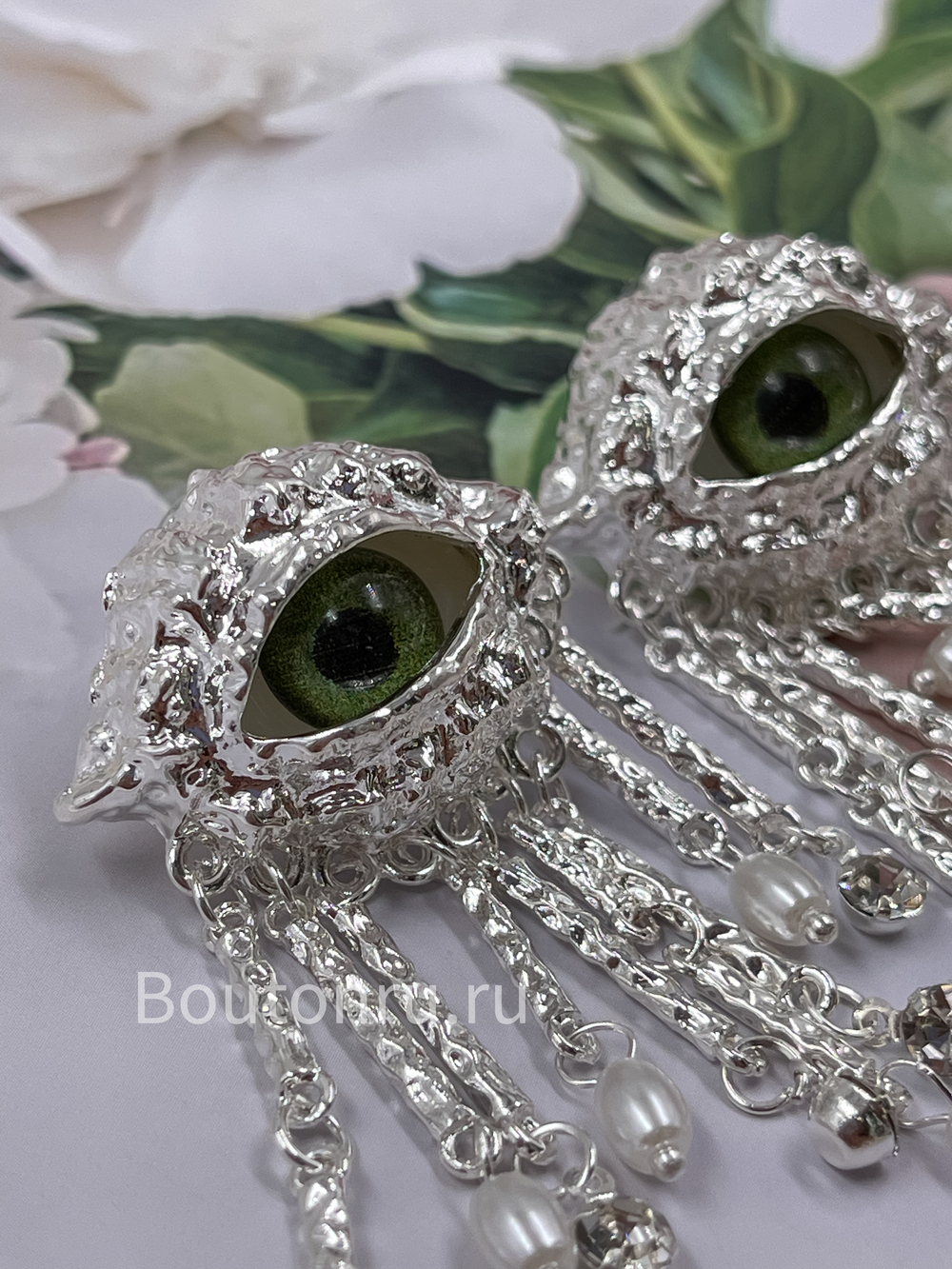 Серьги Скиапар. серебристые в форме глаза со стразами и жемчугом