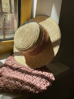 Канотье с острыми краями и розовой лентой