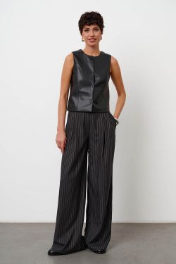 Жилетка из экокожи в минималистичном стиле черного цвета