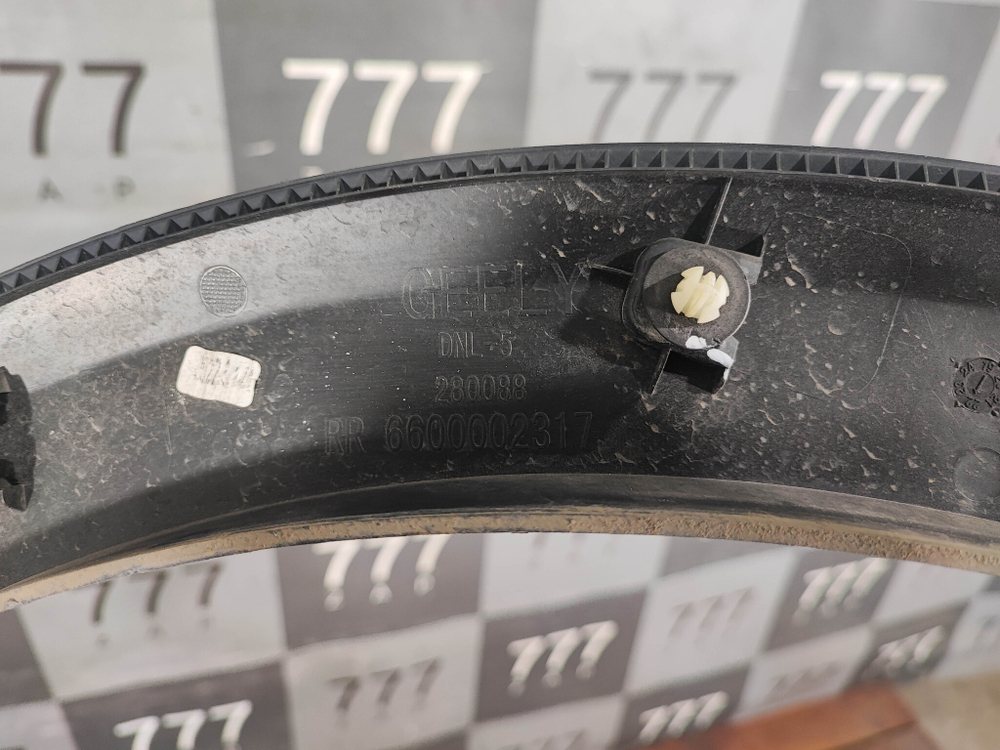 Накладка крыла заднего правого Geely Tugella 19-нв Б/У Оригинал 6073068300