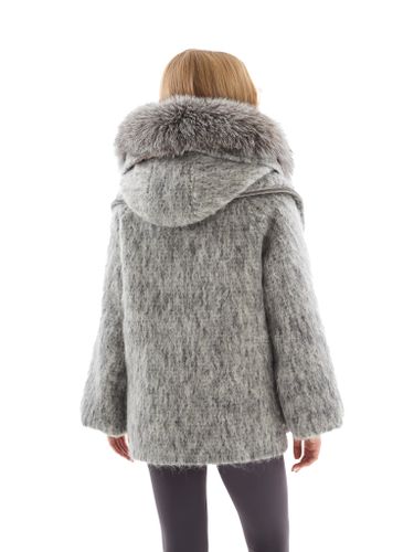 Серый пуховик из шерсти с капюшоном и мехом лисы