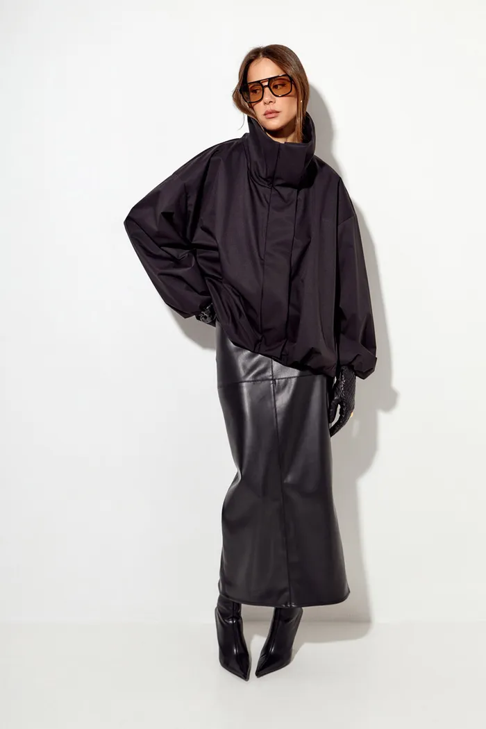 Ветровка О-силуэта с высоким воротом черного цвета