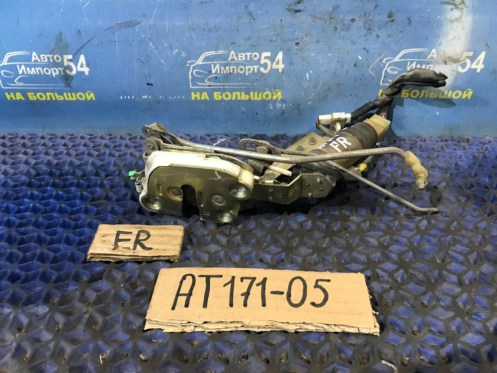 Замок двери передней правой TOYOTA CARINA 1990