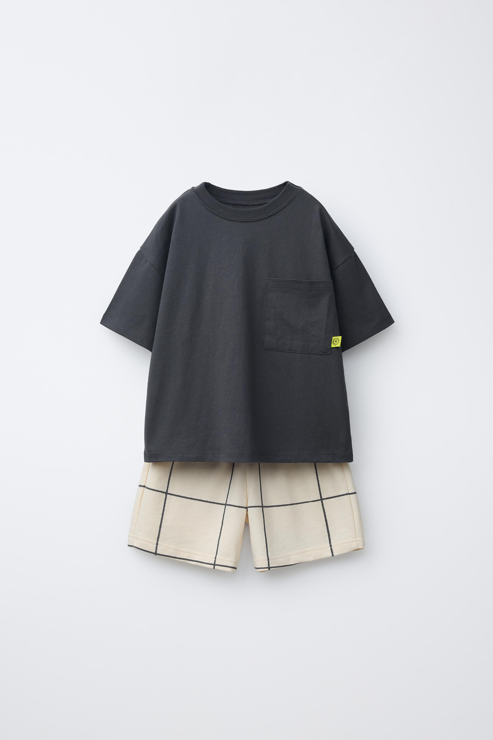 ZARA КОМПЛЕКТ ФУТБОЛКА С КАРМАНОМ И ШОРТЫ В КЛЕТКУ, ТЕМНЫЙ АНТРАЦИТ