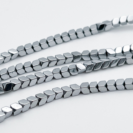 Гематит Стрелка бусины (имитация), цвет серебристый, размер около 3 мм, цена за отрезок 19 см (1/2 нити)