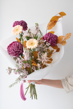 заказать стильный букет с хризантемами для мамы