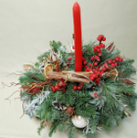 Новогодняя настольная композиция из Датской ели-Нобилис, Илекса, Аспарагуса, с декором и свечей