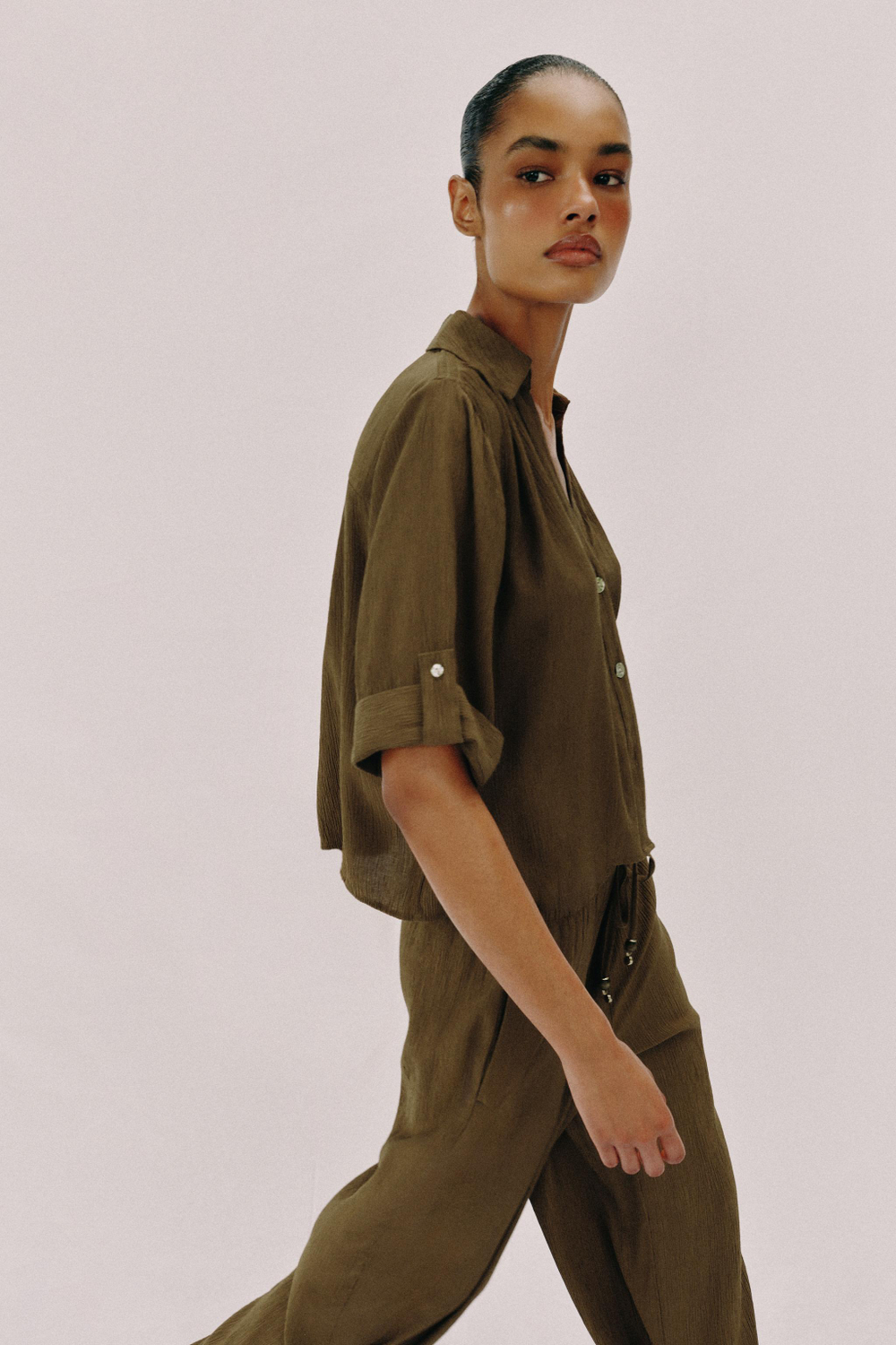 ZARA РУБАШКА СТРУЯЩЕГОСЯ ПОКРОЯ С КОРОТКИМ РУКАВОМ, ОЛИВКОВЫЙ