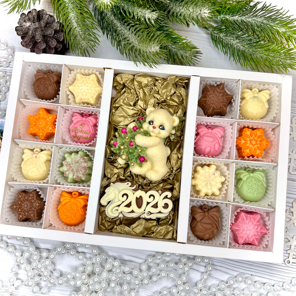 Шоколадный набор "С новым годом. Мишка с ёлкой. 2026": шоколадка и 16 конфет ручной работы