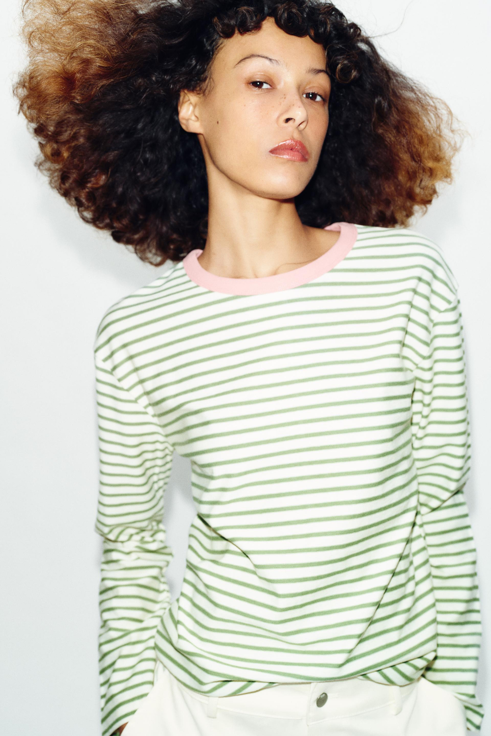 ZARA ФУТБОЛКА В ПОЛОСКУ С ДЛИННЫМИ РУКАВАМИ, ЗЕЛЕНАЯ ПОЛОСА