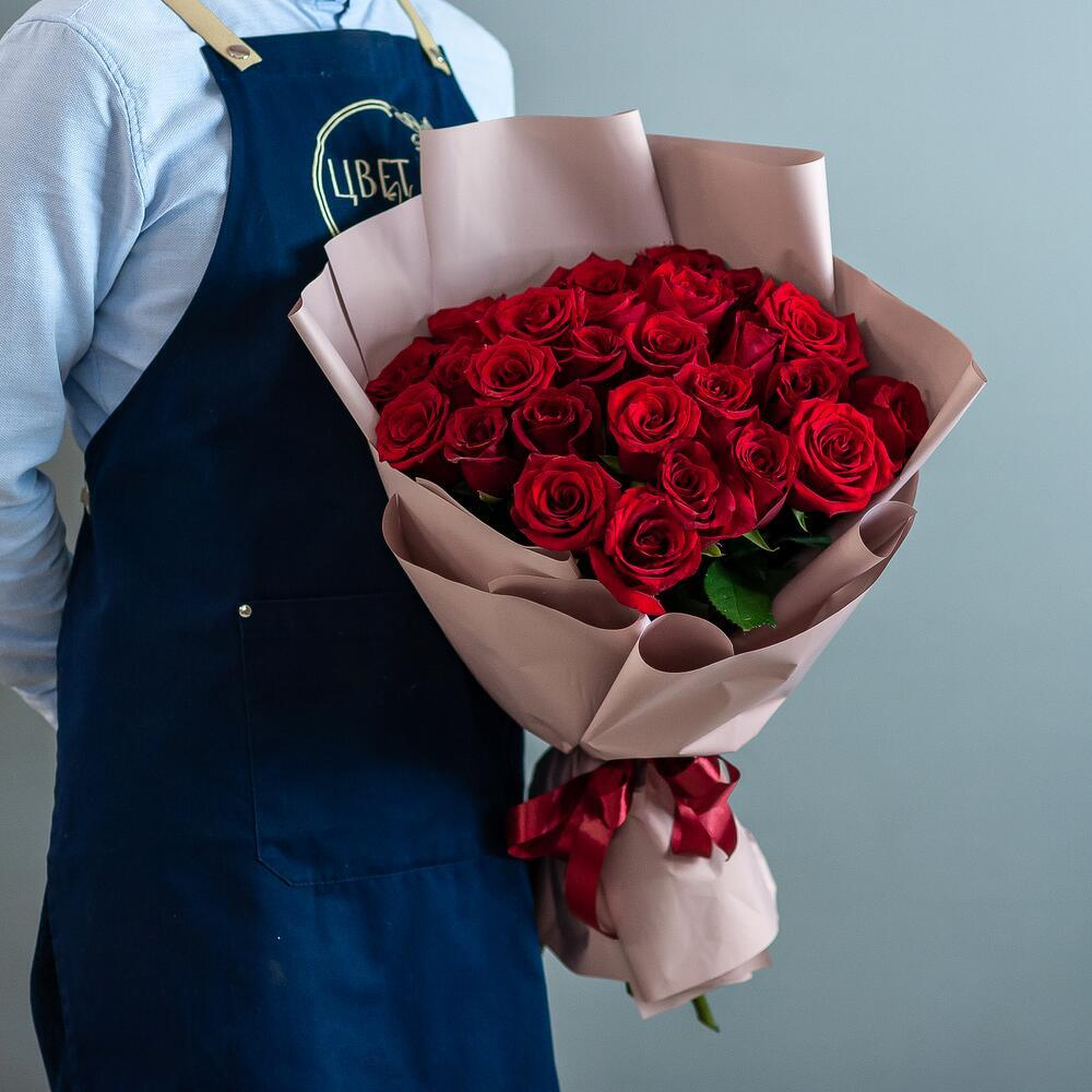 Букет 25 высоких роз Эквадор в оформлении