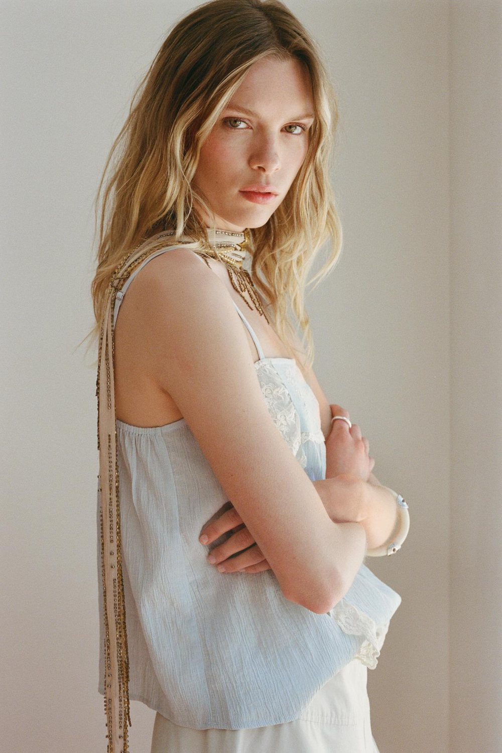 ZARA ТОП С ВЫШИВКОЙ НА БРЕТЕЛЯХ, СИНИЙ