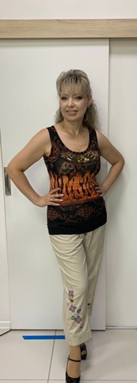 Бежевые стрейчевые капри из хлопка с пуговками и цветочками по низу