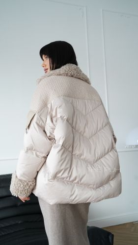 Бежевый пуховик с воротником из овечьей шерсти