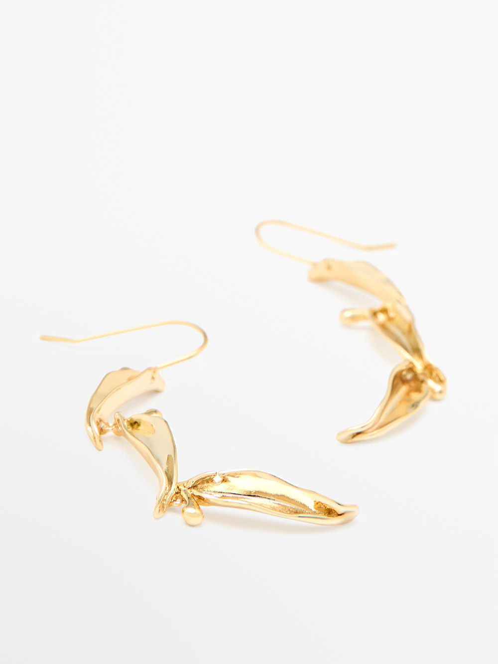 Massimo Dutti Длинные серьги с деталями «Листья», золотистый