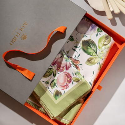 Набор скатерть 160х160 см с салфетками в подарочной упаковке