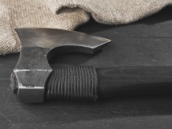 Кованый топор "Брату от брата", рукоять черный мореный ясень