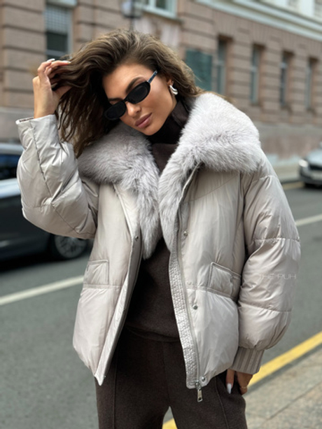 Короткий бежевый пуховик с воротом из меха песца