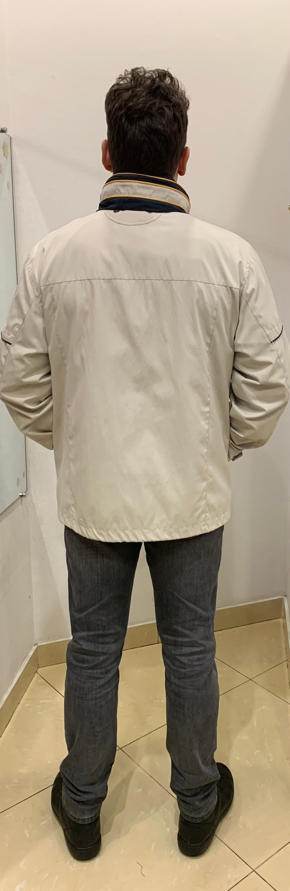 Бежевая мужская куртка на весну-осень