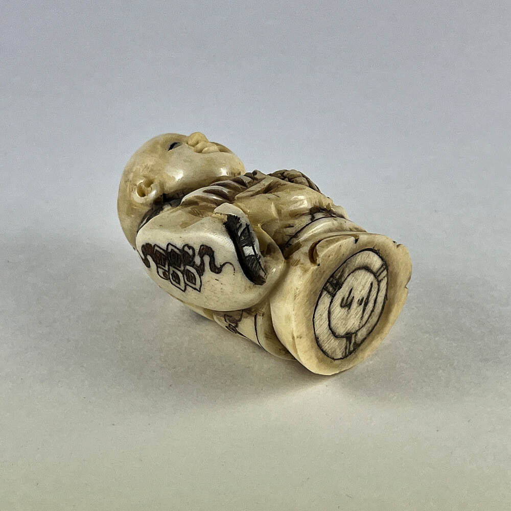 Статуэтка нэцкэ Мальчик Карако с рыбой в руках