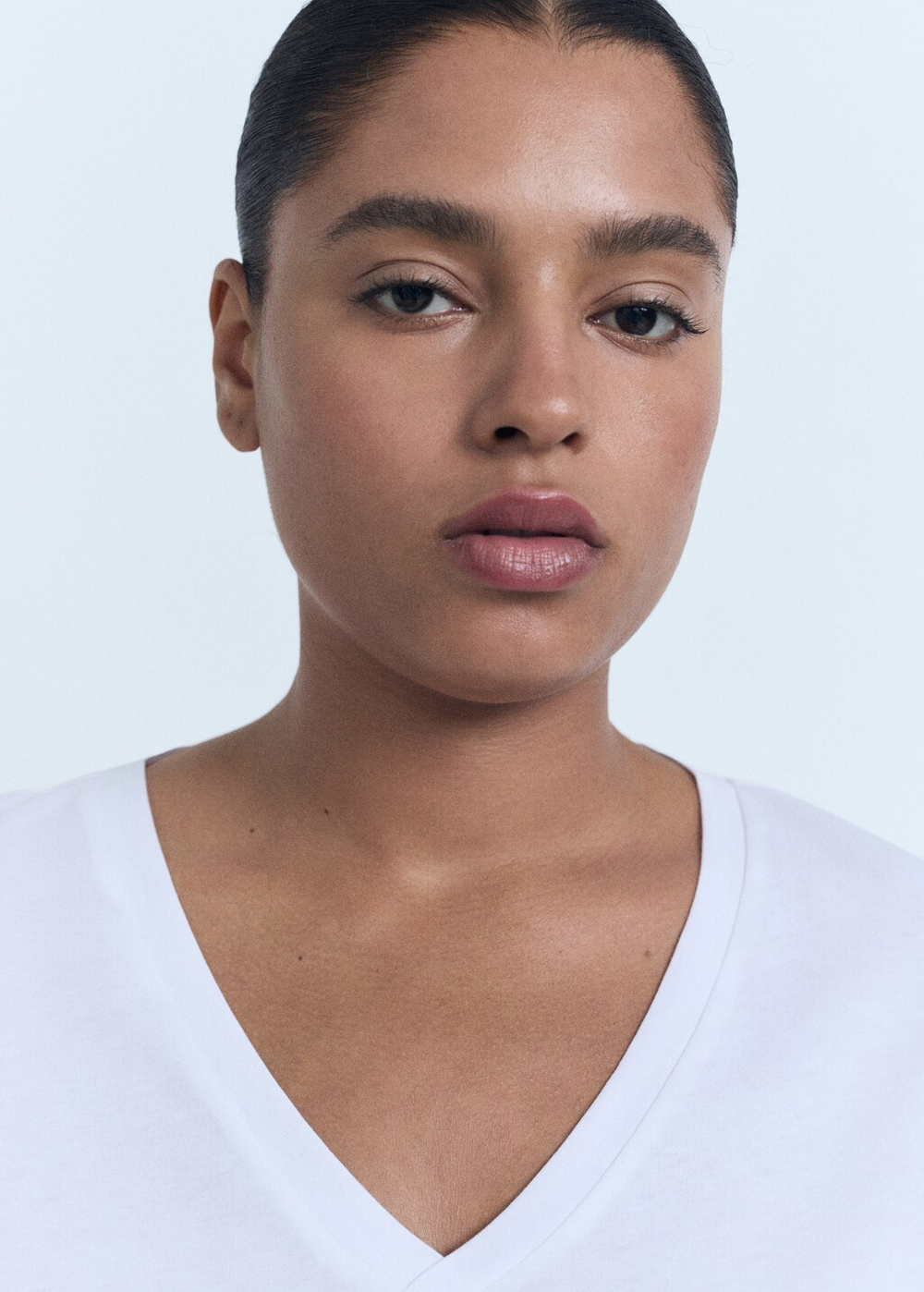 Хлопковая футболка с V-образной горловиной