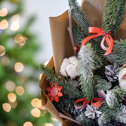 Новогодний букет с нобилисом и игрушками