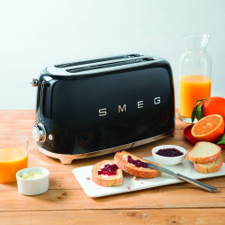 Тостер Smeg Стиль 50-х годов для 4 тостов черный Италия на столе
