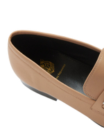 Женские кожаные бежевые лоферы с цепочкой