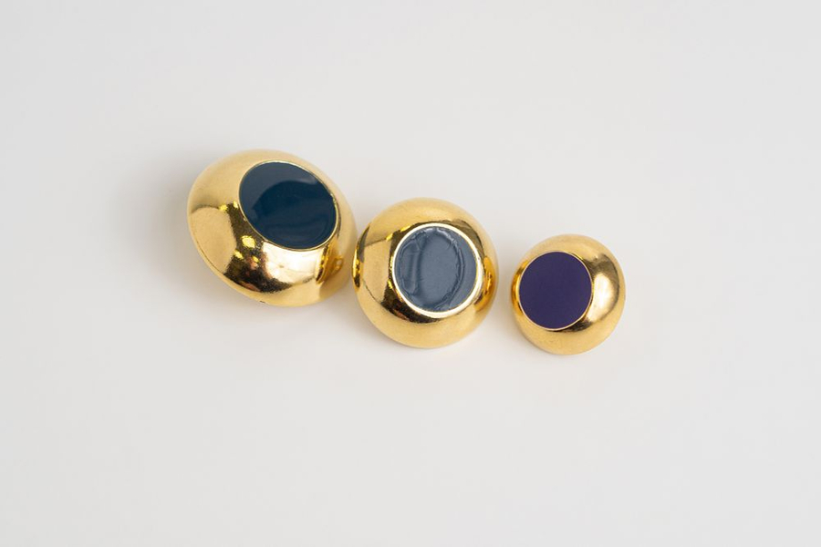 Три винтажные пуговицы разного размера