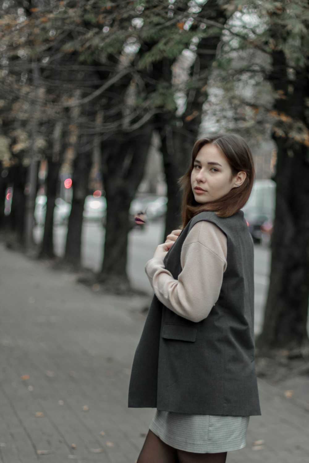 Однобортный удлиненный жилет-пиджак серого цвета