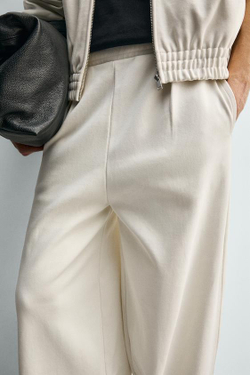 БРЮКИ-ДЖОГГЕРЫ WIDE FIT СО СКЛАДКАМИ, ЭКРЮ