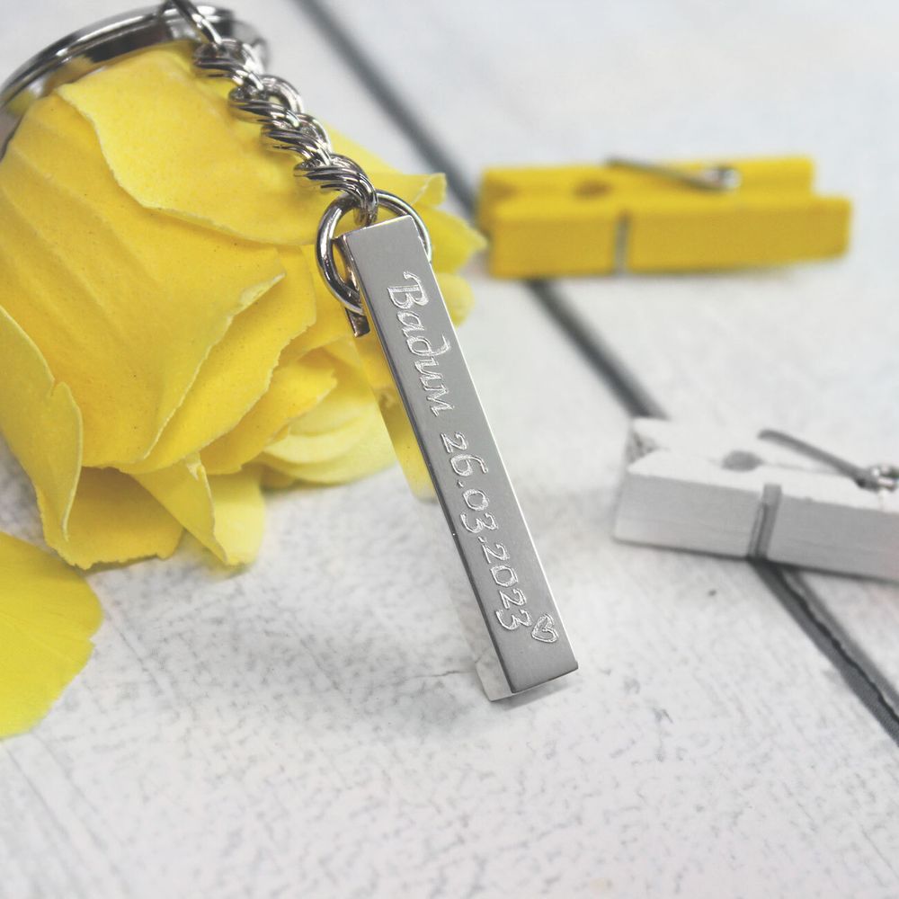 Серебряный брусок брелок с гравировкой имени и даты на заказ