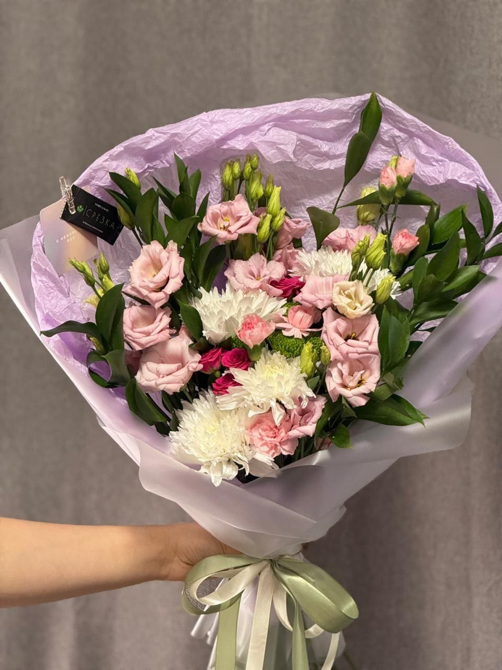 Букет из Эустом, Рваных Хризантем, Кустовых Роз и Кустовых Диантусов