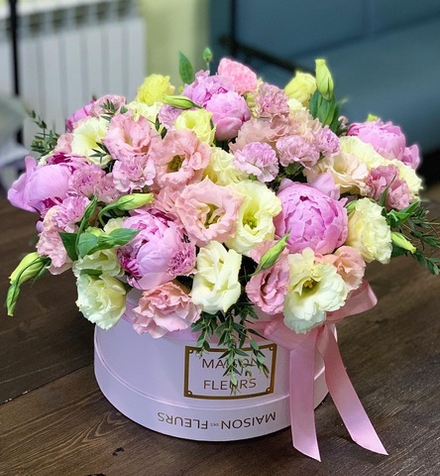 Композиция "Eustoma with peonies" в белой подарочной коробке "Maison des fleurs"