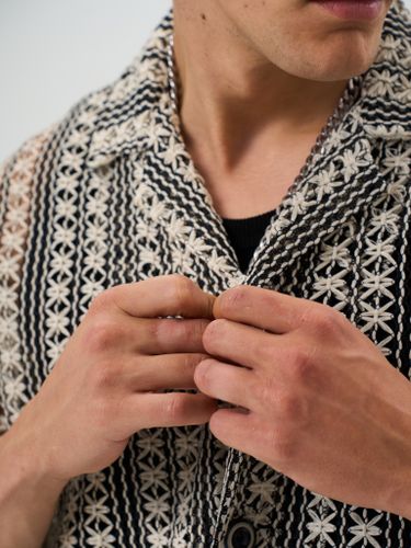 Серая рубашка с вязкой кроше