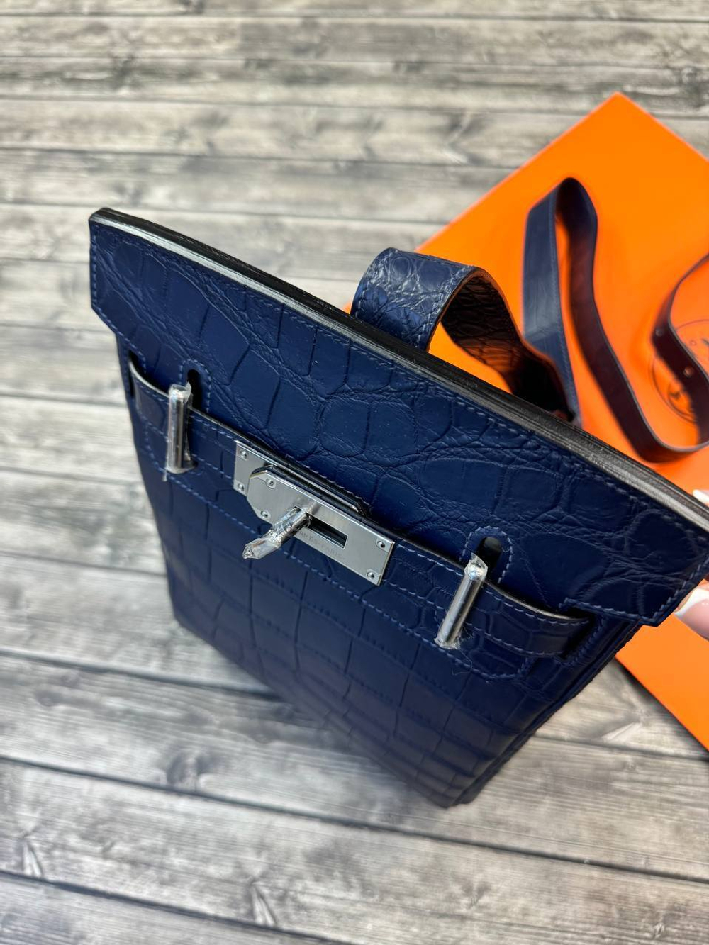 Сумка-слинг Hermes из кожи крокодила
