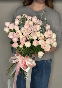 Букет пионовидные розы с озотамнусом