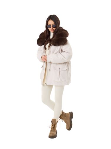 Молочная пуховая парка с меховым воротником
