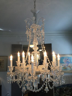 Изысканная классическая хрустальная люстра с многоярусной конструкцией.