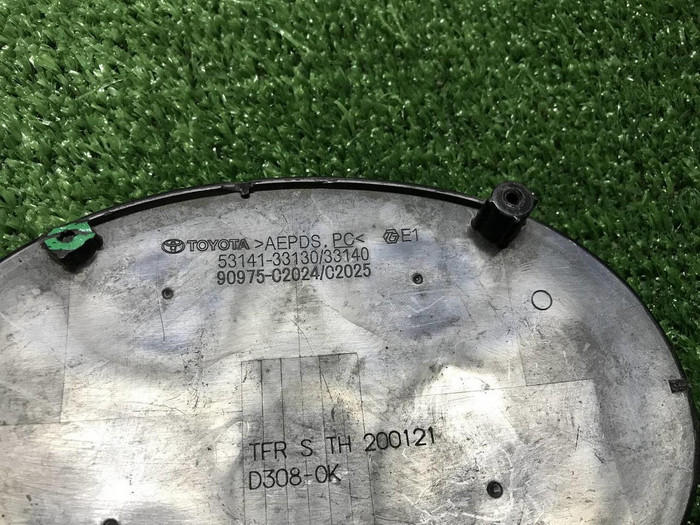 Эмблема решетки радиатора Toyota Camry xv70 17-21