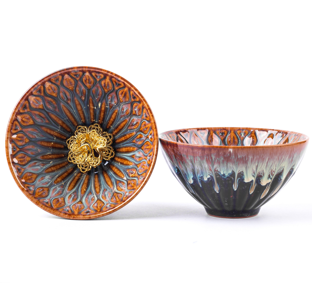 278202 Пиала с фигурк.ГЛАЗУРЬ ЦЗЮНЬЯО "Золотой павлин" 100мл d=9,5h=5, красная керамика+металл