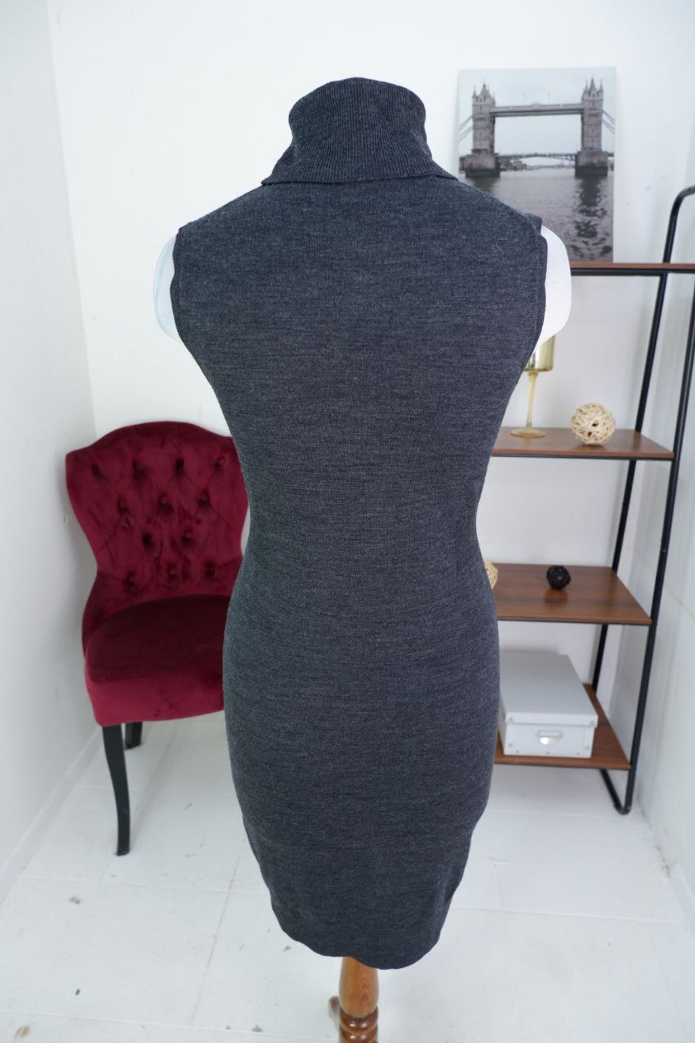 Платье изящное графитового оттенка 40-42 размер