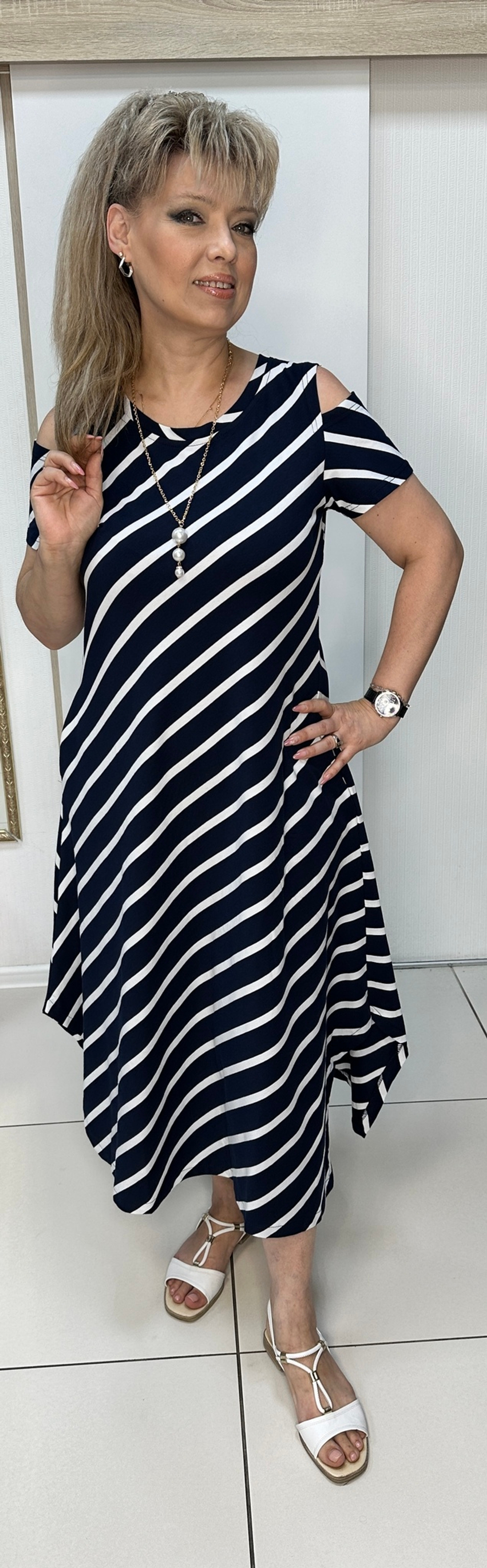 Трикотажное платье в полоску по диагонали с вынутыми плечиками