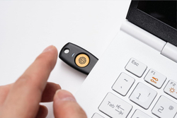 TrustKey T120 — Аппаратный ключ безопасности FIDO2/U2F Двухфакторная аутентификация (2FA) с поддержкой USB-C и технологии Passkey