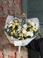 Букет из кустовой пионовидной розы, альстромерии, эвкалипта и хризантемы